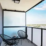 Aura Sky By Renters Apartament *
