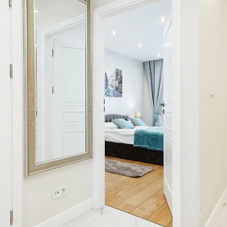 アパート Aura Sky By Renters ワルシャワ